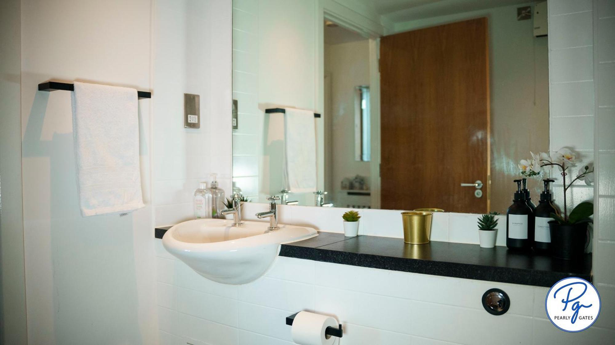 Penthouse - Amazing City Skyline Views - Balcony - Free Extra 2 Hours - Free Parking - Utilita Arena - Bullring Shopping - New St Station- Super King Size Bed Birmingham Bagian luar foto