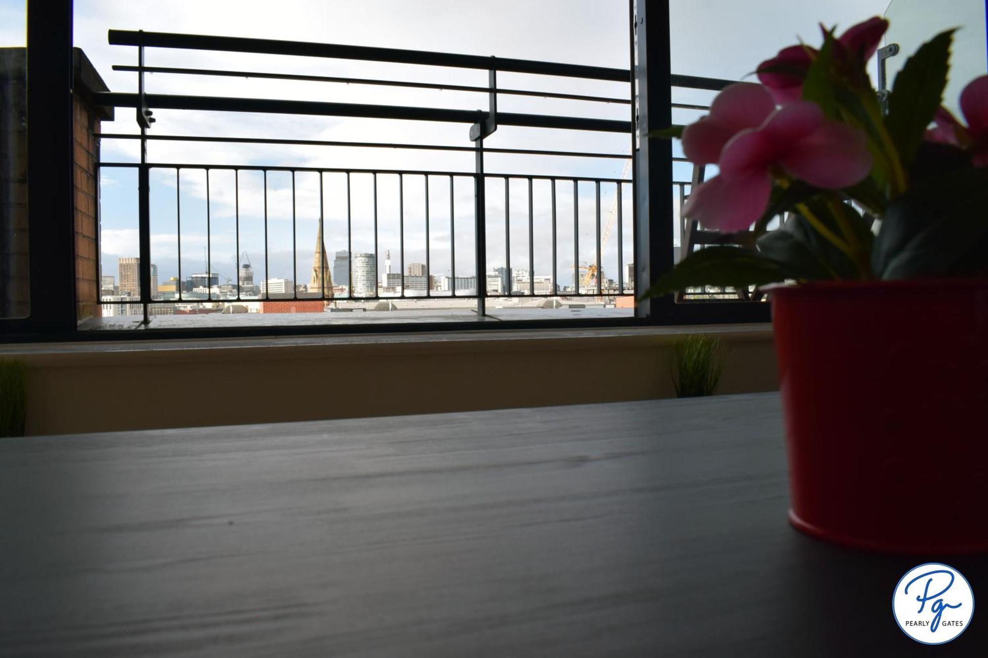 Penthouse - Amazing City Skyline Views - Balcony - Free Extra 2 Hours - Free Parking - Utilita Arena - Bullring Shopping - New St Station- Super King Size Bed Birmingham Bagian luar foto